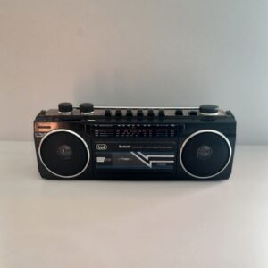 Scopri il RR501 Trevi, la radio portatile perfetta per chi ama la musica ovunque e in qualsiasi momento. Con il suo design classico e funzionalità versatili, è ideale per ascoltare le tue stazioni preferite o rivivere l'emozione delle musicassette. Grazie alla doppia alimentazione, puoi usarla sia a casa con la rete elettrica che in movimento con le batterie. Caratteristiche principali: ✔ Radio FM + 4 bande per una ricezione ottimale delle stazioni radio ✔ Lettore di musicassette per ascoltare i tuoi brani preferiti in stile vintage ✔ Alimentazione 220V o a batterie, per massima versatilità ✔ Design compatto e maneggevole, perfetto per ogni ambiente Descrizione breve (lista) Radio FM + 4 bande per ampia scelta di stazioni Lettore di musicassette per un tocco retrò Alimentazione a batterie o 220V per un uso pratico Design compatto, ideale per casa e viaggio