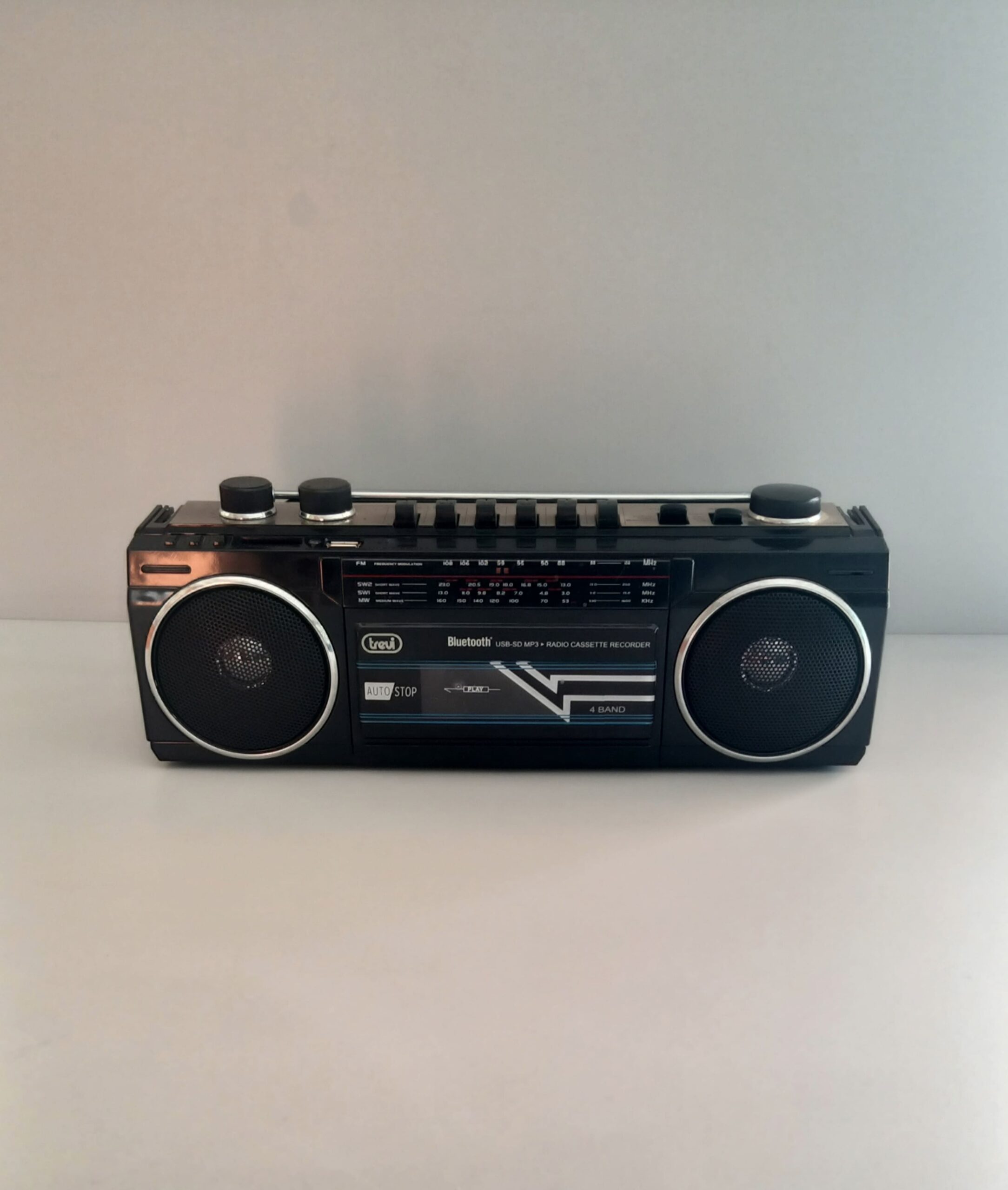 Scopri il RR501 Trevi, la radio portatile perfetta per chi ama la musica ovunque e in qualsiasi momento. Con il suo design classico e funzionalità versatili, è ideale per ascoltare le tue stazioni preferite o rivivere l'emozione delle musicassette. Grazie alla doppia alimentazione, puoi usarla sia a casa con la rete elettrica che in movimento con le batterie. Caratteristiche principali: ✔ Radio FM + 4 bande per una ricezione ottimale delle stazioni radio ✔ Lettore di musicassette per ascoltare i tuoi brani preferiti in stile vintage ✔ Alimentazione 220V o a batterie, per massima versatilità ✔ Design compatto e maneggevole, perfetto per ogni ambiente Descrizione breve (lista) Radio FM + 4 bande per ampia scelta di stazioni Lettore di musicassette per un tocco retrò Alimentazione a batterie o 220V per un uso pratico Design compatto, ideale per casa e viaggio
