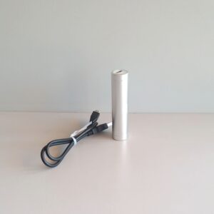 Descrizione prodotto (versione lunga con introduzione + lista) Energia sempre a portata di mano, ovunque tu vada. Il POWER BANK EX 2400 MA è il compagno ideale per chi vuole restare sempre connesso, senza preoccuparsi della batteria scarica. Con una capacità di 2400 mAh, questo power bank compatto è perfetto per dare una ricarica rapida e d’emergenza a smartphone, auricolari wireless, piccoli dispositivi elettronici e molto altro. Facile da trasportare grazie al suo design leggero e tascabile, è ideale per viaggi, giornate fuori casa o semplicemente da tenere sempre nello zaino o in borsa. Una soluzione pratica e veloce per avere energia extra quando serve di più. Caratteristiche principali: 🔋 Capacità 2400 mAh, ideale per una ricarica d’emergenza 📱 Compatibile con la maggior parte dei dispositivi USB 🧳 Design compatto e ultra-portatile ⚡ Ricarica rapida e sicura 🌍 Perfetto per viaggi, giornate fuori casa o lavoro in mobilità 💡 LED di stato per monitorare il livello di carica Non rimanere mai più senza batteria nei momenti importanti!