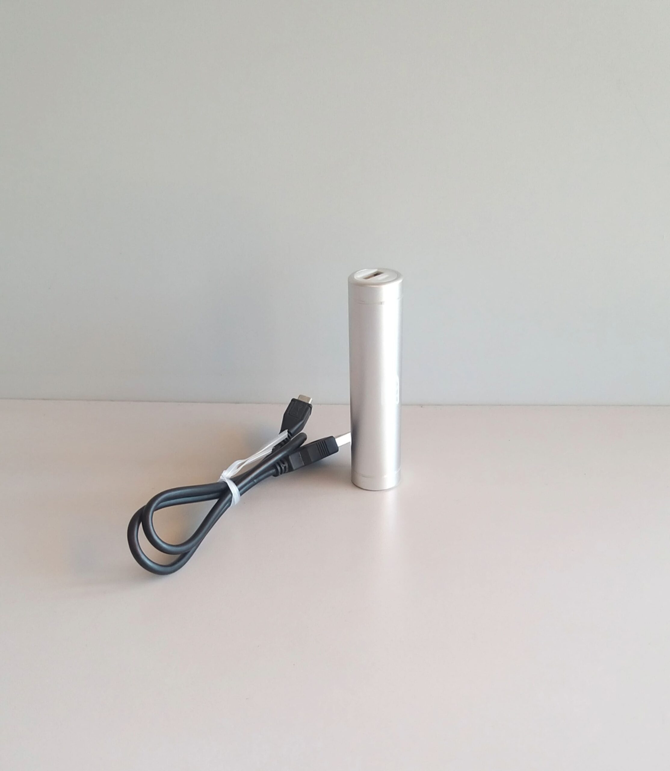 Descrizione prodotto (versione lunga con introduzione + lista) Energia sempre a portata di mano, ovunque tu vada. Il POWER BANK EX 2400 MA è il compagno ideale per chi vuole restare sempre connesso, senza preoccuparsi della batteria scarica. Con una capacità di 2400 mAh, questo power bank compatto è perfetto per dare una ricarica rapida e d’emergenza a smartphone, auricolari wireless, piccoli dispositivi elettronici e molto altro. Facile da trasportare grazie al suo design leggero e tascabile, è ideale per viaggi, giornate fuori casa o semplicemente da tenere sempre nello zaino o in borsa. Una soluzione pratica e veloce per avere energia extra quando serve di più. Caratteristiche principali: 🔋 Capacità 2400 mAh, ideale per una ricarica d’emergenza 📱 Compatibile con la maggior parte dei dispositivi USB 🧳 Design compatto e ultra-portatile ⚡ Ricarica rapida e sicura 🌍 Perfetto per viaggi, giornate fuori casa o lavoro in mobilità 💡 LED di stato per monitorare il livello di carica Non rimanere mai più senza batteria nei momenti importanti!
