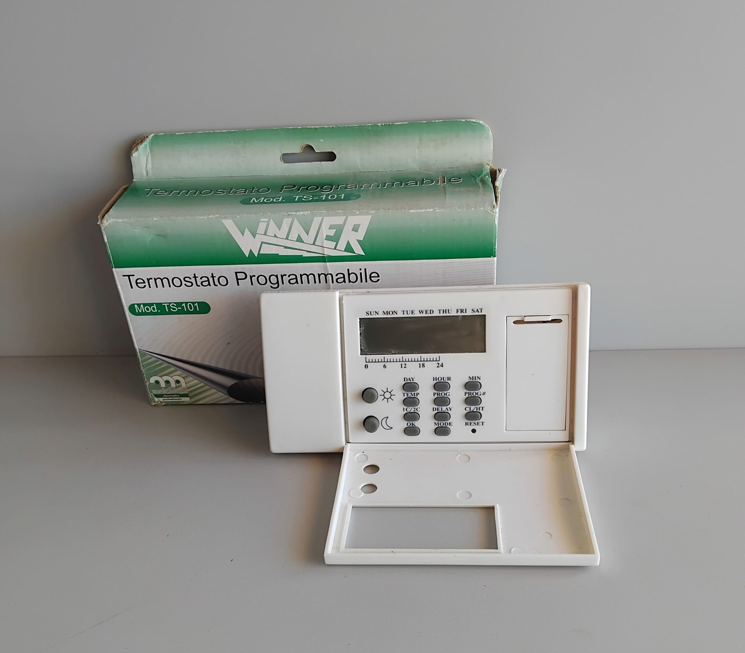 Il TERMOSTATO TS-101 WINNER è un termostato programmabile progettato per offrire praticità, controllo della temperatura e gestione efficiente degli ambienti domestici o lavorativi. Grazie alla possibilità di programmare il funzionamento secondo le proprie esigenze, consente di migliorare il comfort quotidiano e ottimizzare i consumi energetici. Caratteristiche principali: Termostato programmabile per gestione intelligente della temperatura Programmazione personalizzabile per diverse fasce orarie Utilizzo semplice e intuitivo Ideale per abitazioni, uffici e piccoli ambienti commerciali Aiuta a migliorare il comfort e l’efficienza energetica Design pratico e funzionale Una soluzione affidabile per chi desidera controllare il riscaldamento in modo semplice, preciso ed efficiente.